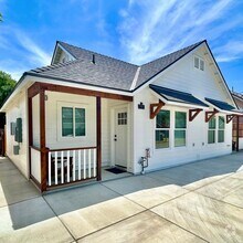 Building Photo - $1,650 Clovis Cottage - 1 Bed 1 bath, Stud...