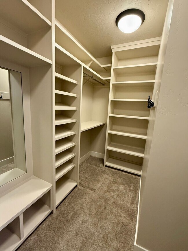 Building Photo - Welcome to this stunning 5-bedroom, 3.5-ba...