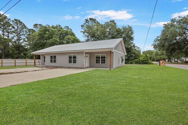 Building Photo - 2 Bed / 1 Bath Duplex for Rent – $1,350/Month