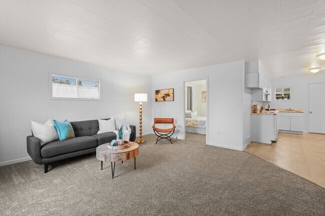 Building Photo - 420 E Sanson Ave