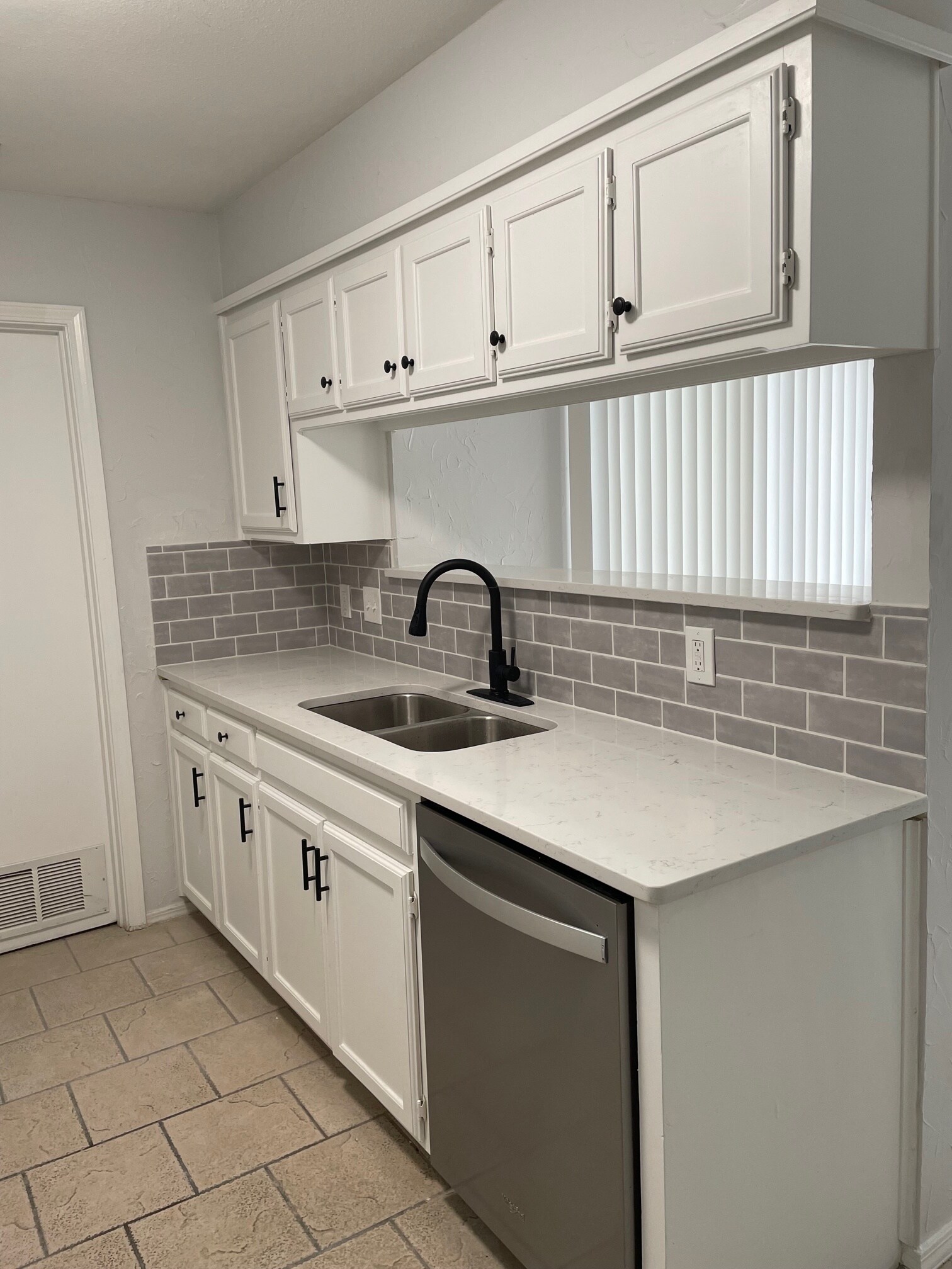 Building Photo - 3904 Clarke Ave