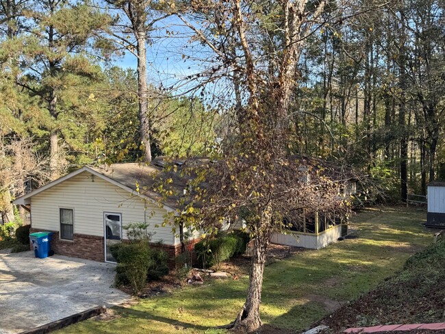 Building Photo - South Fulton 3 Bed 2 Bath Ranch Home!