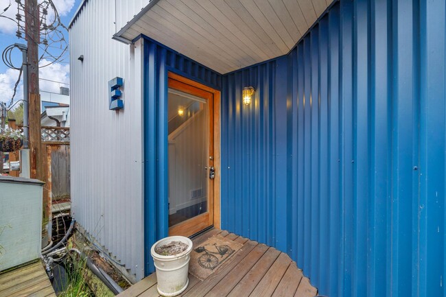 Building Photo - 2 bed 1.5 bath houseboat on Lake Union