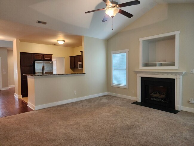 Building Photo - 3 Bedroom home with an upstair bonus room ...
