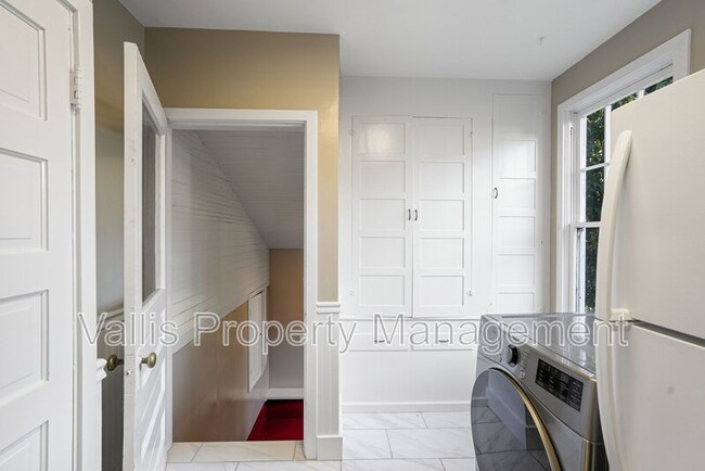 Building Photo - 165 17th St NE