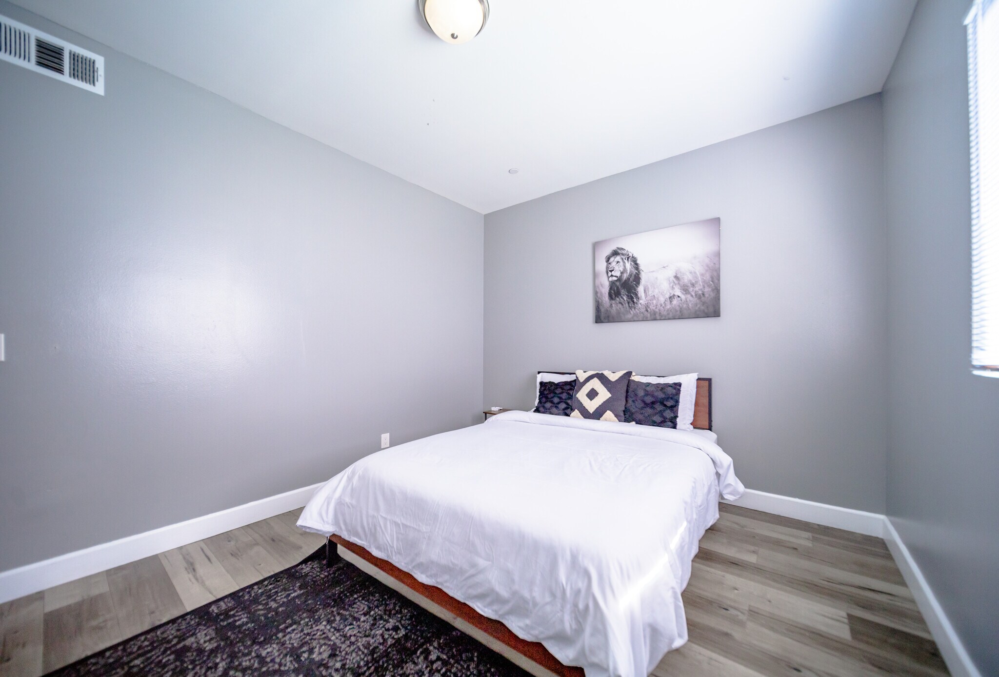 Building Photo - 3415 Edgehill Dr