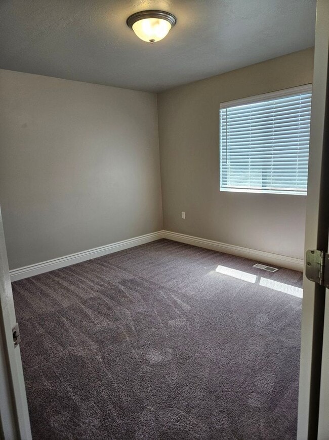 Building Photo - Charming 3 Bed, 2.5 Bath in Tooele