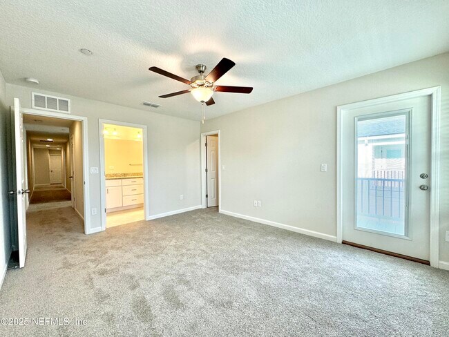 Building Photo - 826 5th Ave S