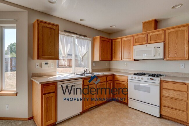 Building Photo - 4 Bedroom in Desirable Neighborhood
