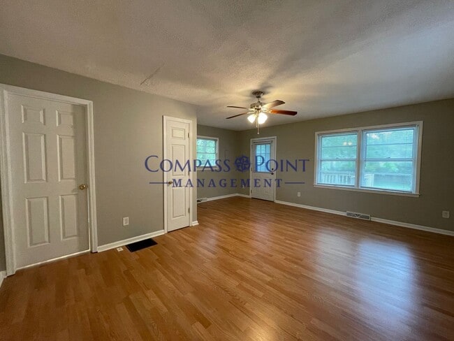Building Photo - 4 bed 2 bath in Castlewood Park area/ Loud...