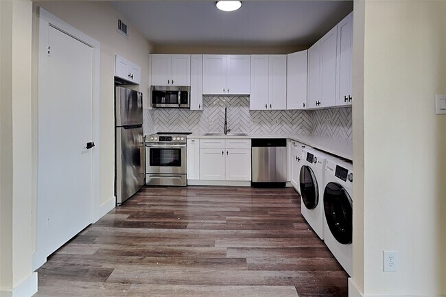 Building Photo - 2100 Tanglewilde St