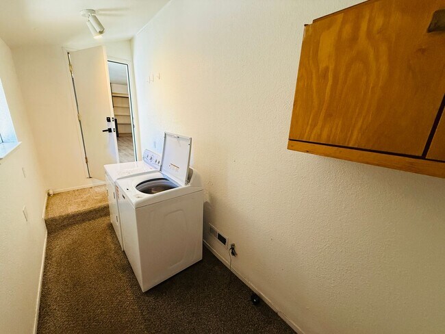Building Photo - Pet Friendly 4 bed 2 bath house for rent at 1222. Jobs Peak