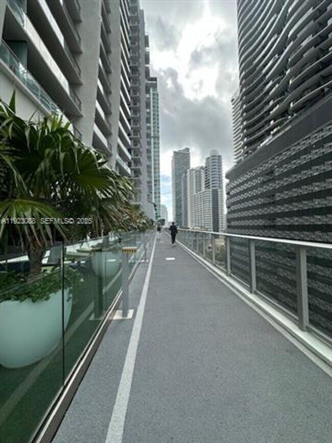 Building Photo - 1010 Brickell Ave