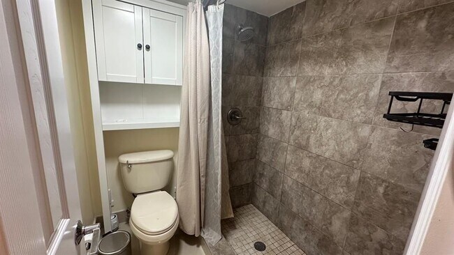 Building Photo - 227 Lakeview Dr