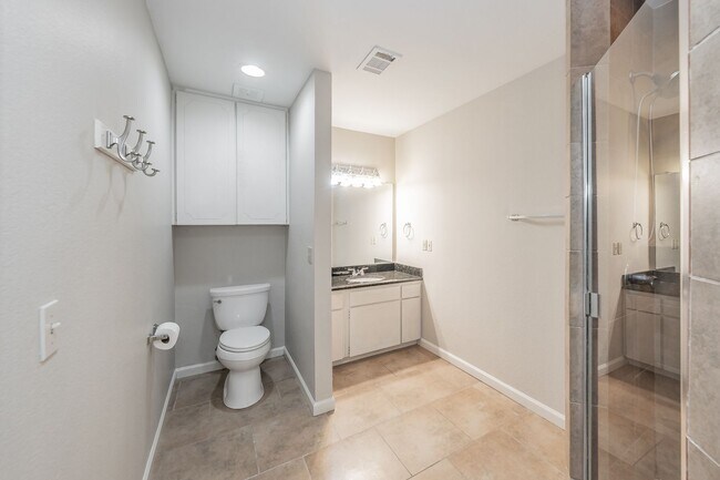 Building Photo - Prime Location in Overton West! Spacious D...