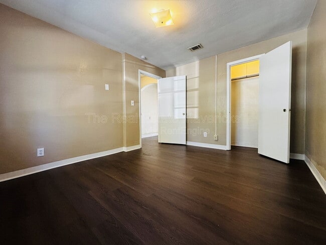 Building Photo - 5601 Belaire Dr