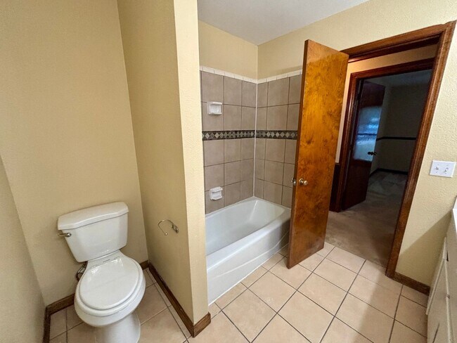 Building Photo - 2021 N Oak Dr