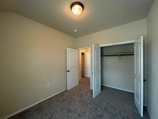 Building Photo - Townhome for rent