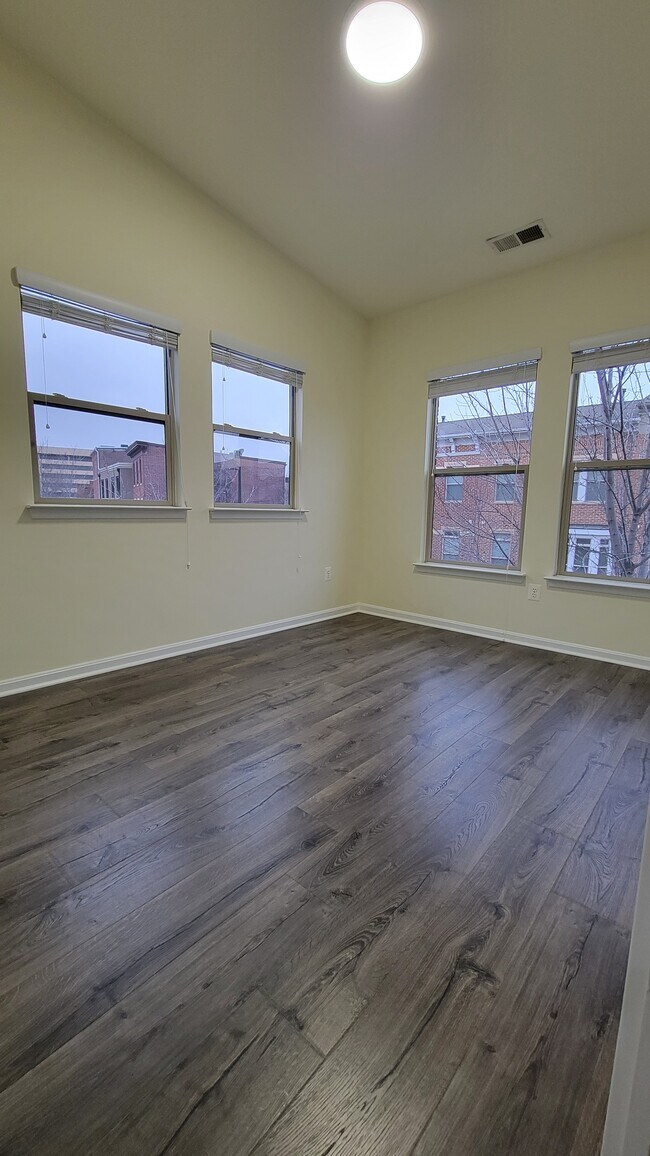 Building Photo - 18 S High St