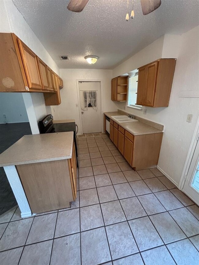 Building Photo - 744 N Markwell Ave