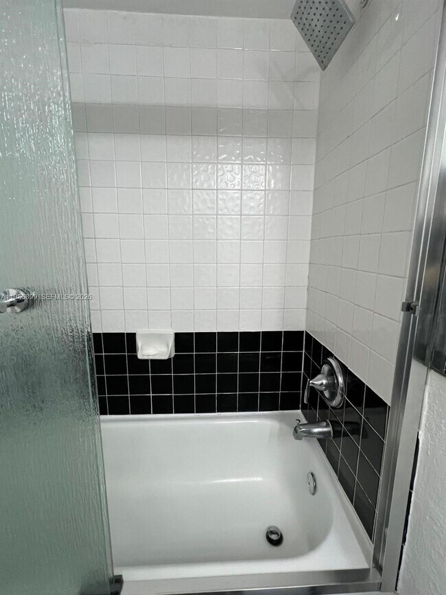 Building Photo - 1432 S Lakeside Dr