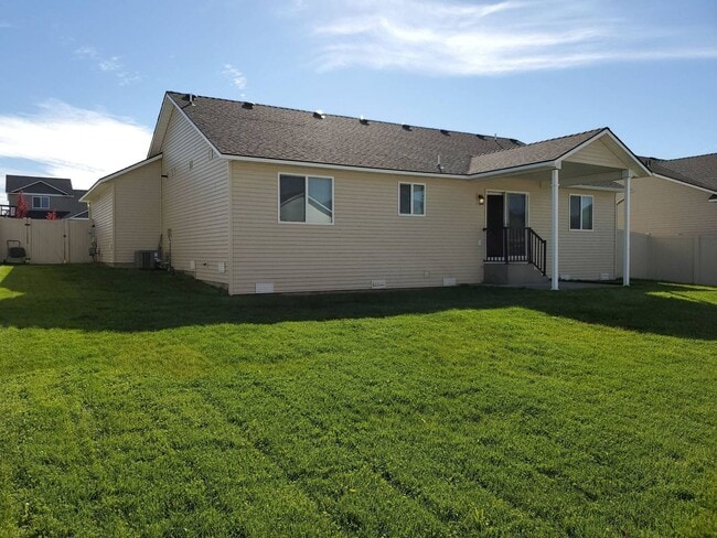Building Photo - Lovely newer 3 bedroom 2 bath home for ren...