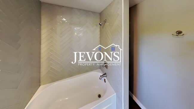 Building Photo - Near Randall Park - Charming home with two kitchens and washer/dryer included!