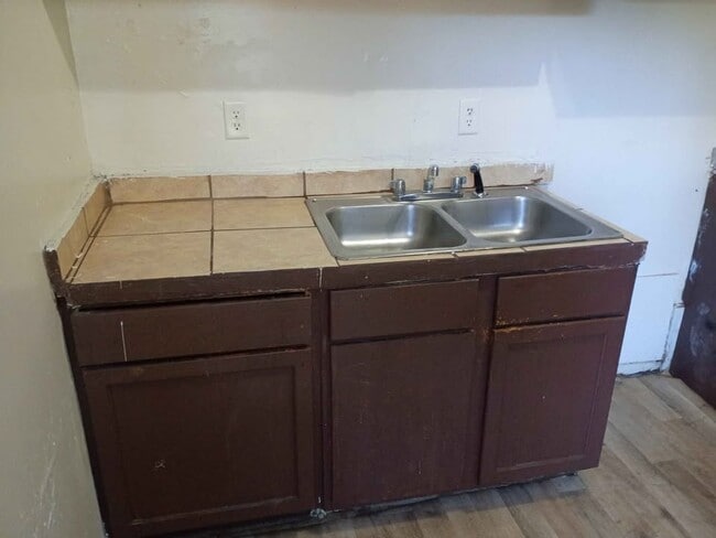 Building Photo - 705 S Van Buren St