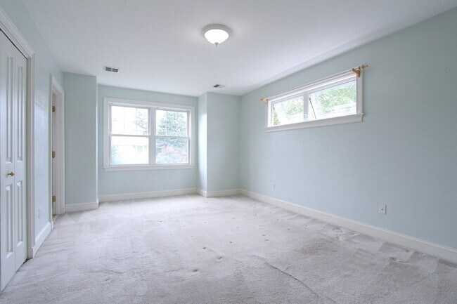 Building Photo - 6 Adams St