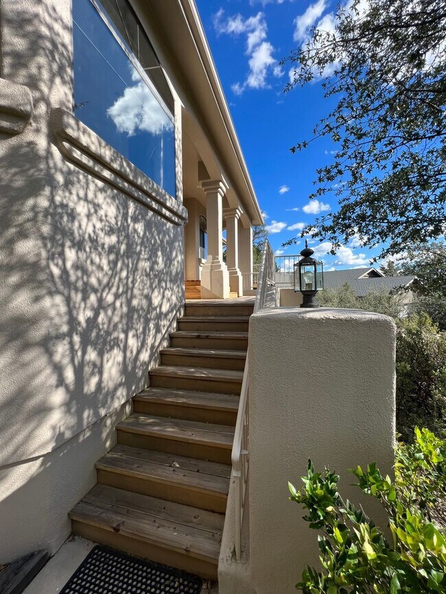 Building Photo - 3 Bedroom 2 Bath Home Overlooking Thumb Butte ~ Forest Trails