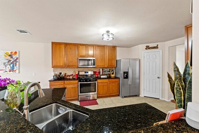 Building Photo - 525 Golden Creek Dr