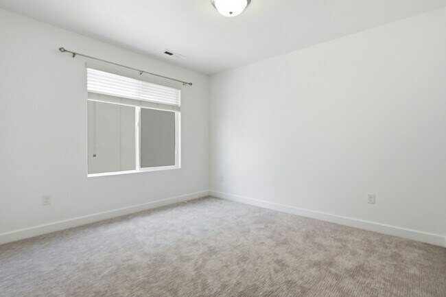 Building Photo - 506 S Highpoint Dr