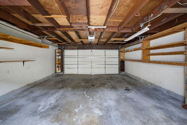Building Photo - Charming 2-Bedroom Townhouse for Rent in Huntington Beach!
