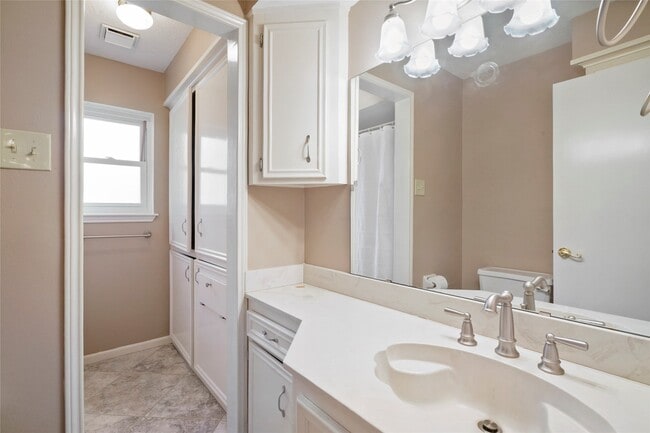 Building Photo - 28914 Pine Hill Dr