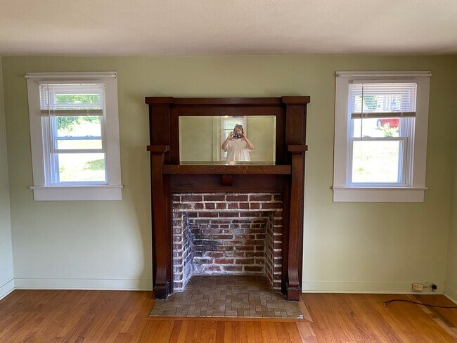 Building Photo - Woodfin - 1920's Cottage