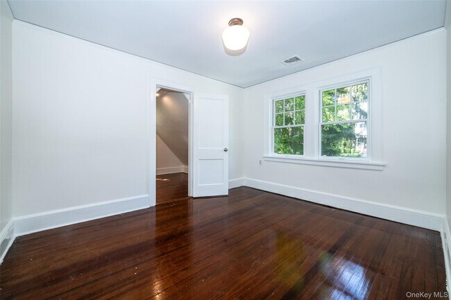 Building Photo - 162 Rockingstone Ave