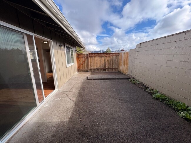 Building Photo - Sh314-316