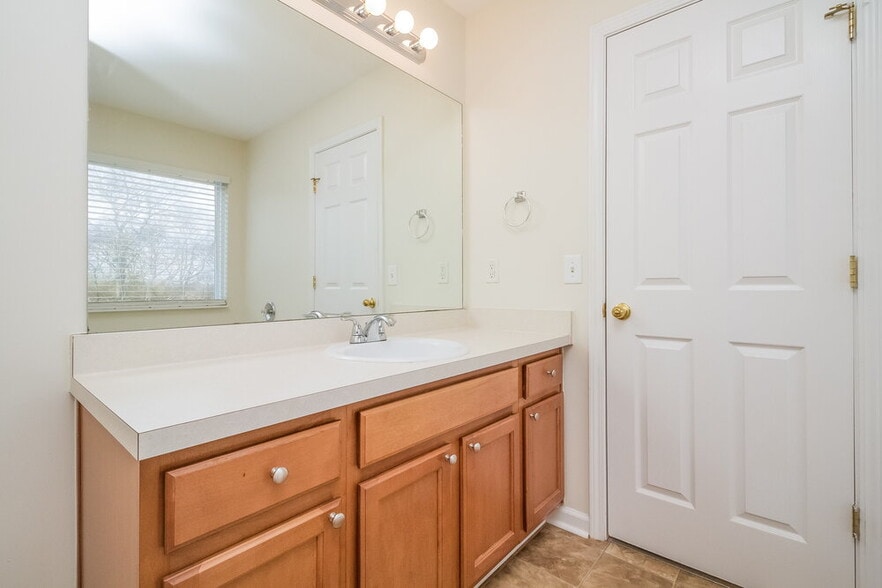 Building Photo - 4565 Hawthorn Dr