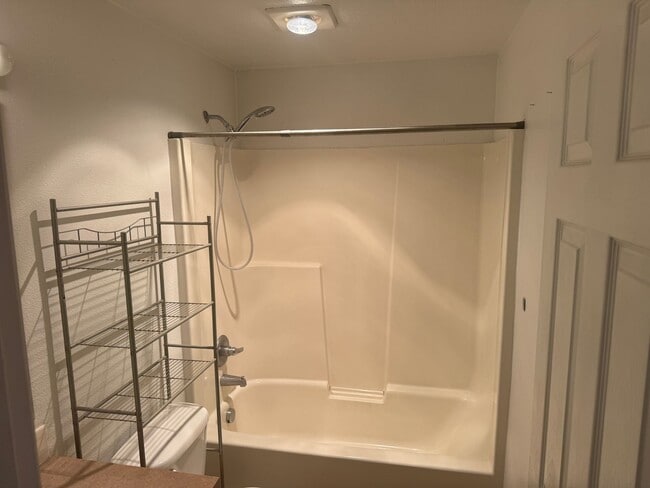 Building Photo - 3 Bed, 2 Bath Townhouse Available!