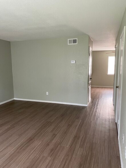 Living - 1500 Elm Ave