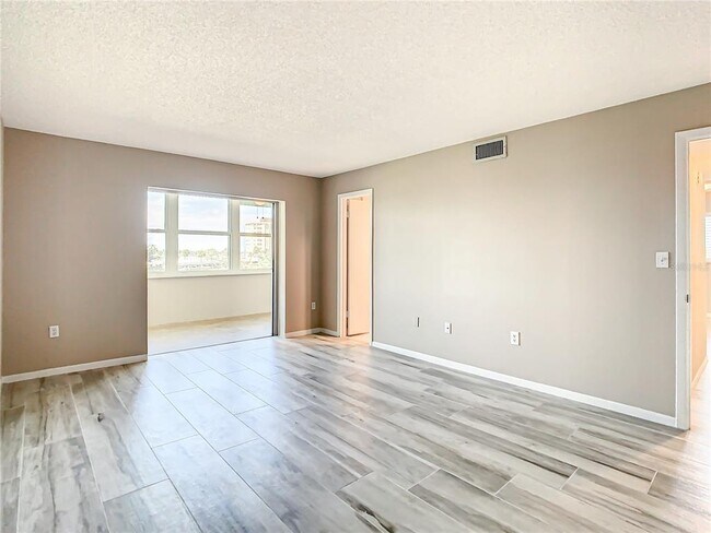 Building Photo - 4575 Cove Cir