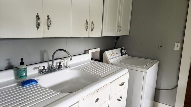 Building Photo - 2 Br 1 BA Cottage