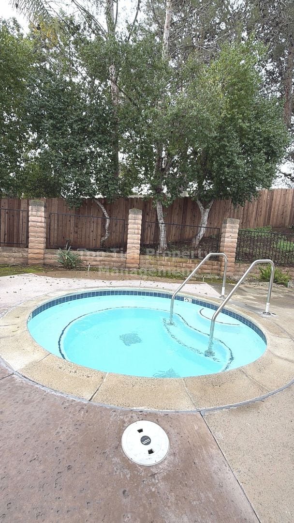 Building Photo - ***FULLY RENOVATED 2 bed / 2 bath / 1,120 sqft Home in 55+ Nob Hill Community - Available NOW***