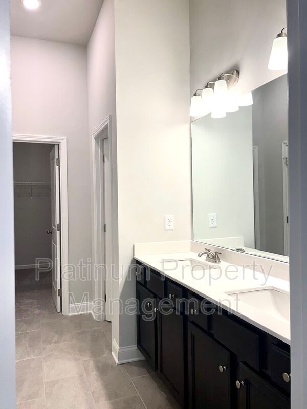 Building Photo - 4579 Silver Oak Dr