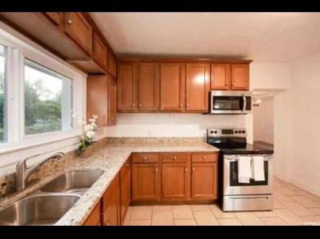 Building Photo - 11 N 300 W