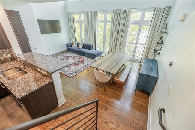 Building Photo - 1221 Caroline St NE