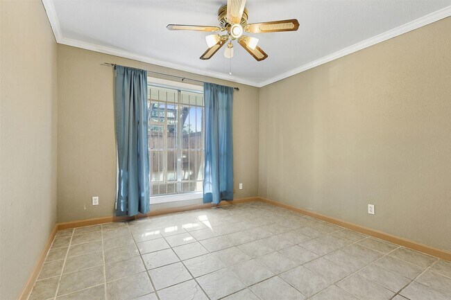 Building Photo - 3900 Woodchase Dr