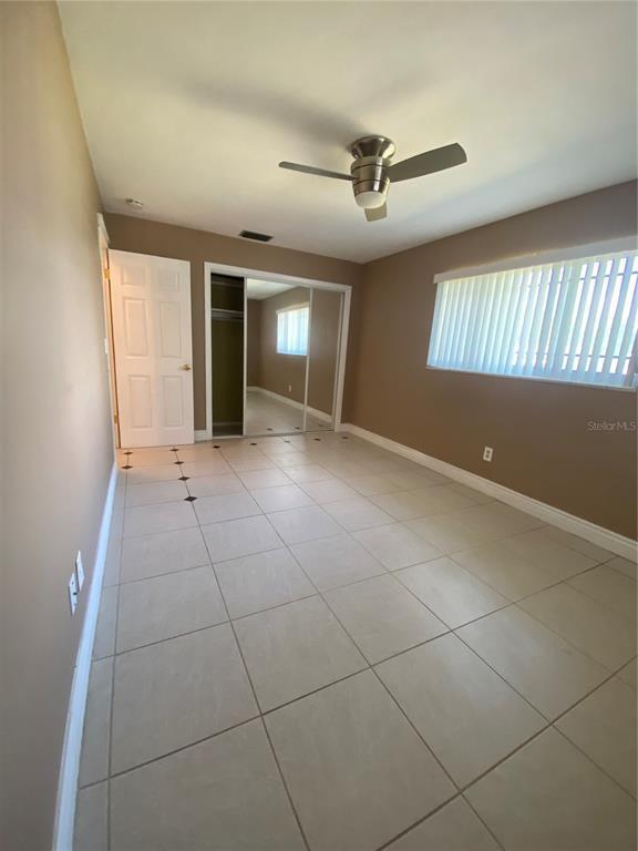 Building Photo - 586 E Lake Dr
