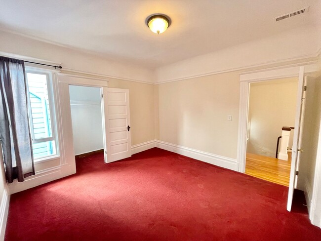 Building Photo - Wonderful Light and Bright Top Floor 2BR/1...