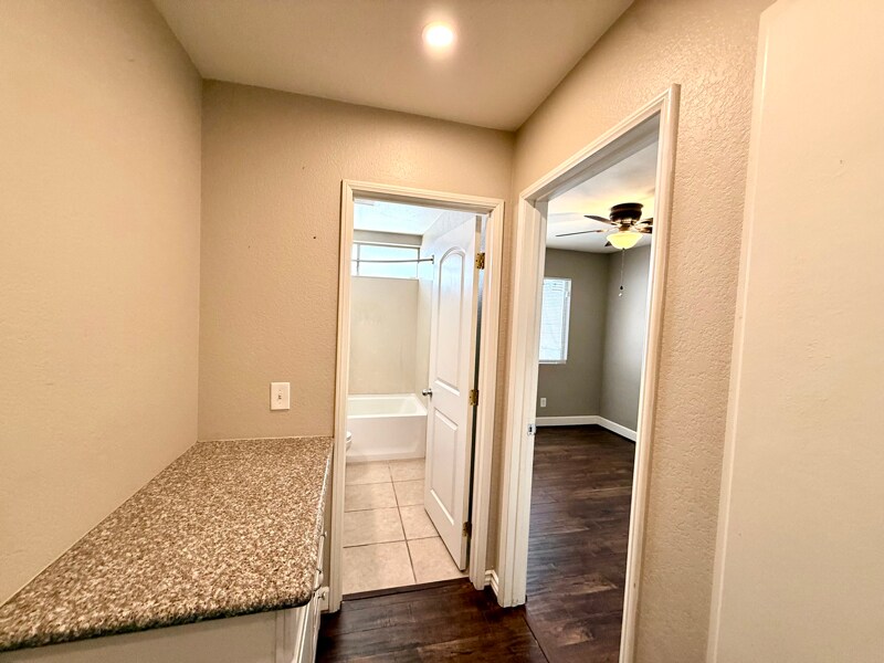Building Photo - 932 Blossom Hill Dr
